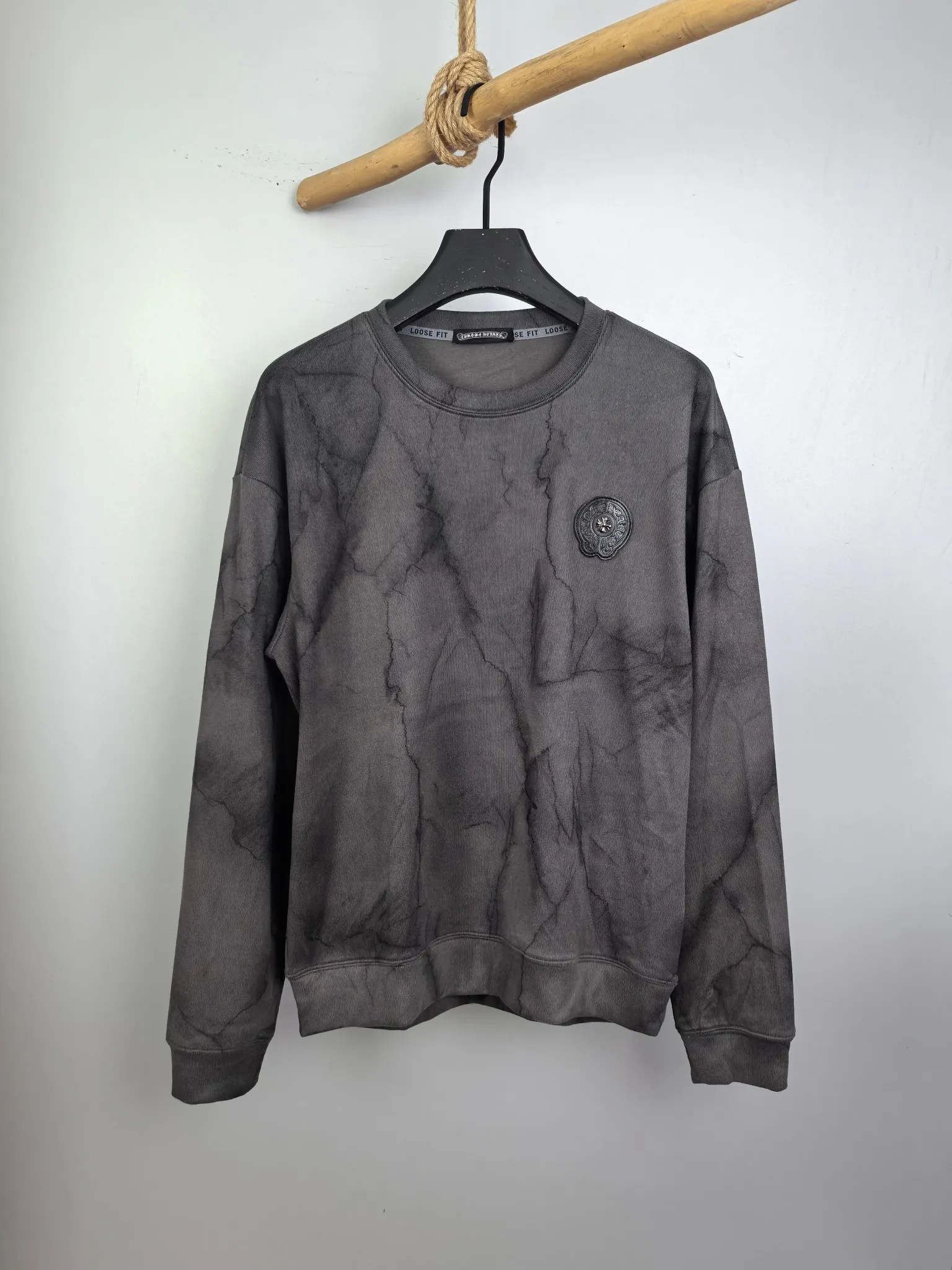 P420 Chrome Hearts 2025 Autumn and Winter New Design Sweatshirt Official website synchronized! This T-shirt combines minimalist design with exquisite details. The oversize trim is reminiscent of Tyrolean dress details, summoning modern new ideas, creating a different conceptual pattern, and injecting rich connotation into the traditional cotton T-shirt. The LOGO on the front graphic webbing is unique and makes the brand more distinguished. It highlights the style of a big brand, sets off the minimalist design style, and reveals the elegance at a glance! As a brand that pursues design and tailoring techniques, the materials used will never disappoint! The body of this shirt is made of Solona cotton blended 400g fabric, which is noble and exquisite. The cotton surface is full, soft and skin-friendly. In short, such a classic style is a must-have for autumn and winter! M-3XL